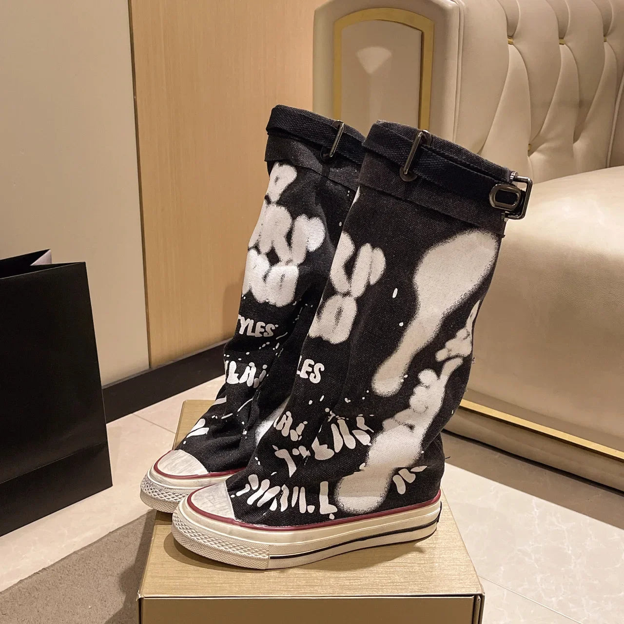 Women Contour Graffiti Canvas Mid-Calf Boots – Street Style Anti-Slip Sneakers