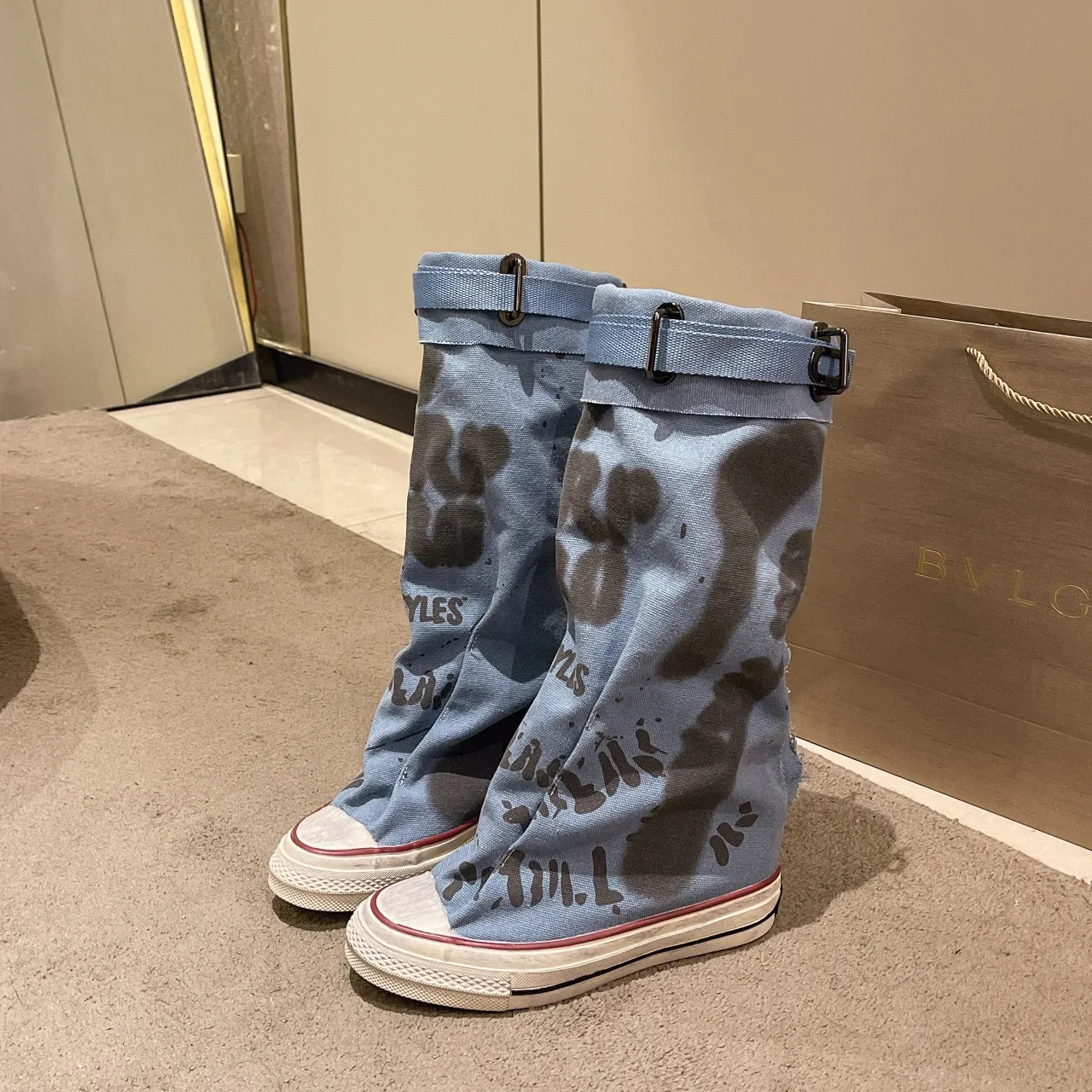 Women Contour Graffiti Canvas Mid-Calf Boots – Street Style Anti-Slip Sneakers